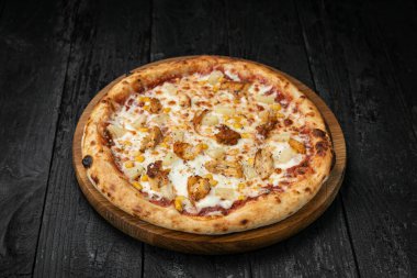 Izgarada kızarmış balık.