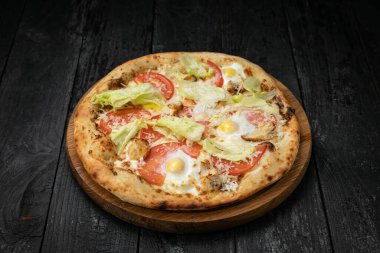 Izgarada kızarmış balık.