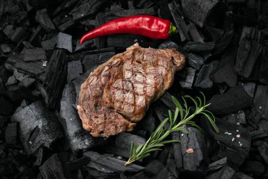 Izgarada kızarmış balık.