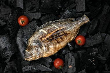 Izgarada kızarmış balık.