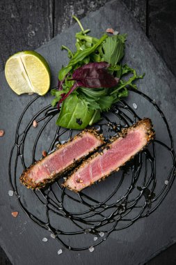 Izgarada kızarmış balık.