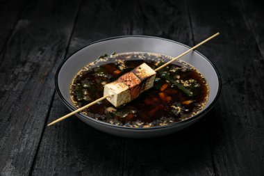 Izgarada kızarmış balık.