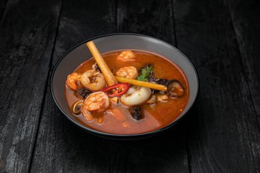 Izgarada kızarmış balık.