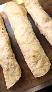 Bir şef kafede shawarma yapar. Yakın çekimler.