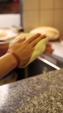 Bir şef kafede shawarma yapar. Yakın çekimler.