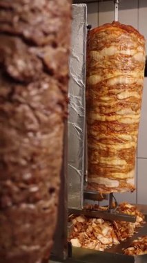 Bir şef kafede shawarma yapar. Yakın çekimler.