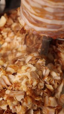Bir şef kafede shawarma yapar. Yakın çekimler.