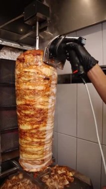 Bir şef kafede shawarma yapar. Yakın çekimler.
