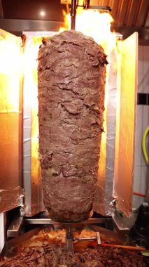 Bir şef kafede shawarma yapar. Yakın çekimler.