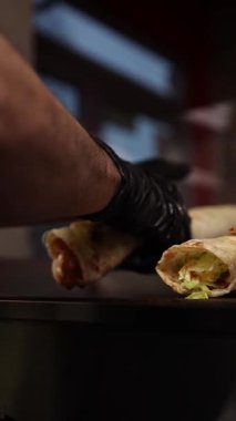 Bir şef kafede shawarma yapar. Yakın çekimler.
