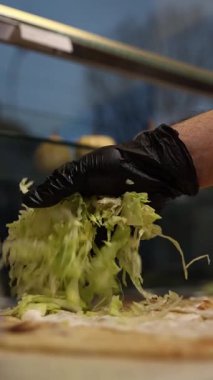 Bir şef kafede shawarma yapar. Yakın çekimler.