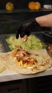 Bir şef kafede shawarma yapar. Yakın çekimler.