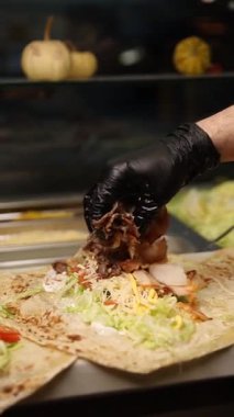 Bir şef kafede shawarma yapar. Yakın çekimler.