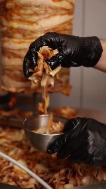Bir şef kafede shawarma yapar. Yakın çekimler.