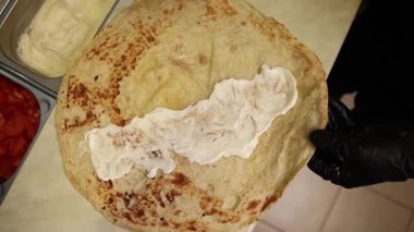 Bir şef kafede lavaş yapar. Yakın çekimler.