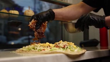 Bir şef kafede lavaş yapar. Yakın çekimler.