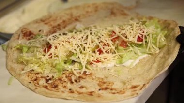 Bir şef kafede lavaş yapar. Yakın çekimler.