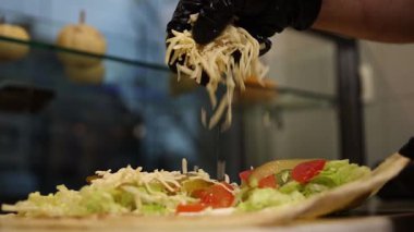 Bir şef kafede lavaş yapar. Yakın çekimler.