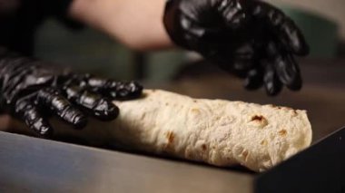 Bir şef kafede lavaş yapar. Yakın çekimler.