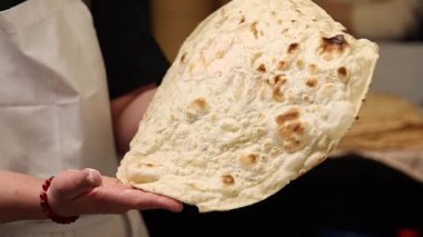 Bir şef kafede lavaş yapar. Yakın çekimler.