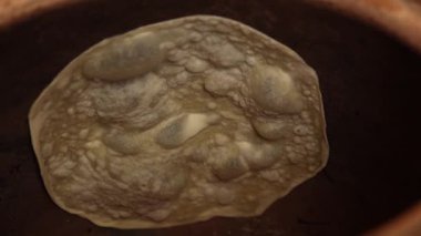 Bir şef kafede lavaş yapar. Yakın çekimler.