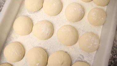 Bir şef kafede lavaş yapar. Yakın çekimler.