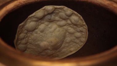 Bir şef kafede lavaş yapar. Yakın çekimler.