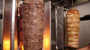 Bir şef kafede lavaş yapar. Yakın çekimler.