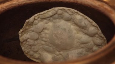 Bir şef kafede lavaş yapar. Yakın çekimler.