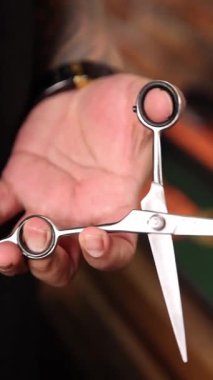 Berber çalışıyor. Berber dükkanında saç kesiyor..