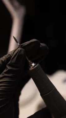 Bir manikürcü kuaförde manikür yapar..