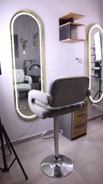 Bir manikürcü kuaförde manikür yapar..