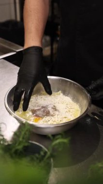 Aşçı ulusal Polonya yemeği placki ziemniaczane için hamur hazırlar (patates krepleri).