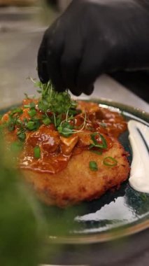 Şef, ulusal Polonya usulü patates gözlemesi (placki ziemniaczane) hazırlar.).