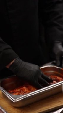 Aşçı domuz pirzolası hazırlar, terbiye eder ve kızartır..