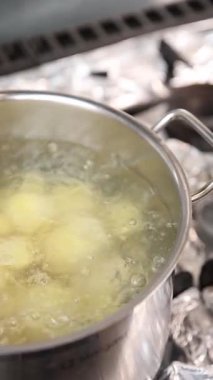 Aşçı mutfakta hamur tatlısı hazırlıyor..