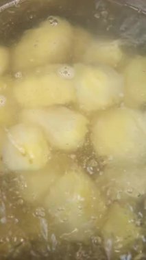 Aşçı mutfakta hamur tatlısı hazırlıyor..