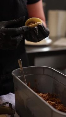 Aşçı mutfakta hamur tatlısı hazırlıyor..