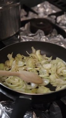 Aşçı mutfakta hamur tatlısı hazırlıyor..