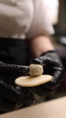 Aşçı geleneksel bir Polonya yemeği olan Varenyky 'yi hazırlar.).