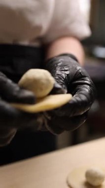 Aşçı geleneksel bir Polonya yemeği olan Varenyky 'yi hazırlar.).