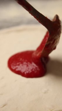 Şef profesyonel bir mutfakta lezzetli pizzalar yapar..