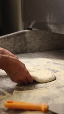 Şef profesyonel bir mutfakta lezzetli pizzalar yapar..