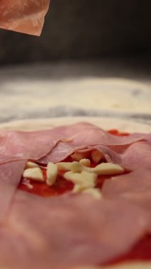 Şef profesyonel bir mutfakta lezzetli pizzalar yapar..