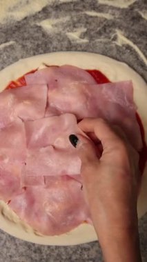 Şef profesyonel bir mutfakta lezzetli pizzalar yapar..