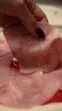 Şef profesyonel bir mutfakta lezzetli pizzalar yapar..