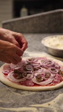 Şef profesyonel bir mutfakta lezzetli pizzalar yapar..