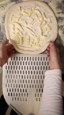 Şef profesyonel bir mutfakta lezzetli pizzalar yapar..