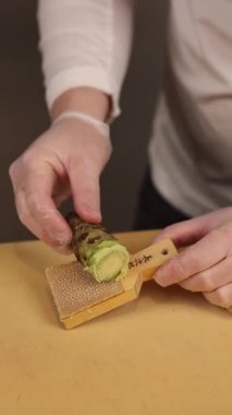 Şef restoranda Japon yemekleri hazırlar. Japon mutfağı.