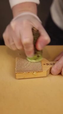 Şef restoranda Japon yemekleri hazırlar. Japon mutfağı.